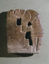 Man in een offerpositie tegen een trede, Klassieke periode, 250-950 AD